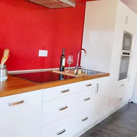 Modern In With Shared Pool 70 M² דירה *